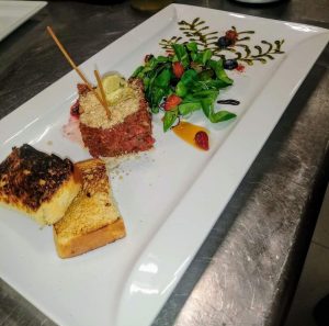 Rinderfilet-Tartar mit Salat der Saison und Senf Eis