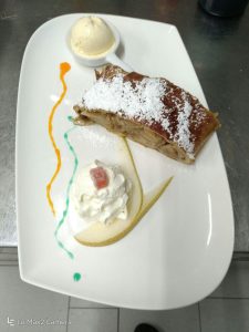 Apfel -Birnen-Strudel mit Vanillesauce