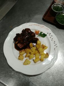 Gebratene krokant Schweinhaxe in Bier-Sauce