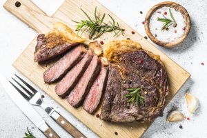 Testina di vitello tiepida con insalatina di stagione e crema di ricotta fresca alle erbette