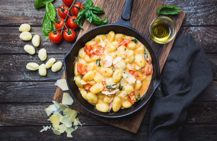 Ravioli fatti in casa con ripieno di carne e spinaci saltati con pomodoro fresco di San Marzano e basilico 