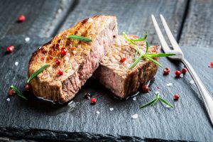 Rinderfilet mit Wacholder und gemischten einheimischen Pilze