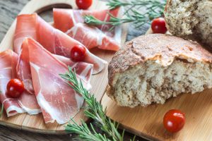 Carpaccio di cervo su letto di insalatina con finferli nostrani e ricotta fresca