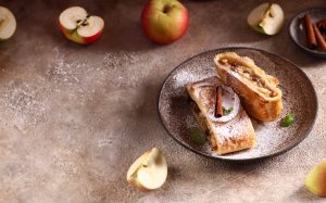 Apfel-Pfirsich-Strudel mit Vanilleeiscreme