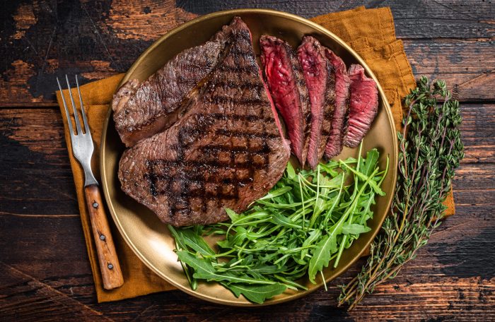 Tagliata di manzo al rosmarino e scaglie di grana con crema di cipolla caramellata